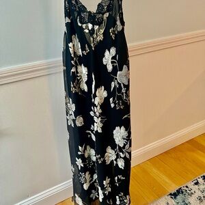 Linea Donatella Black and White Floral nightwear.. 2 piece, gown and robe.